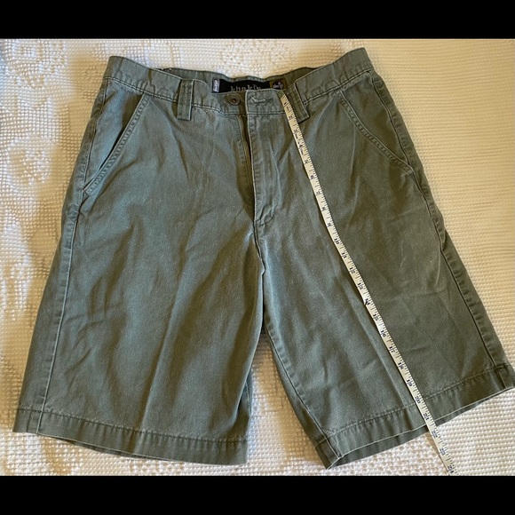 Men’s Levi’s olive khakis shorts - Picture 3 of 4